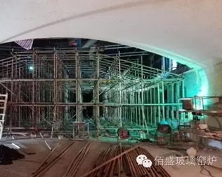 中玻蓝星650t/d浮法窑炉冷修采用碹模支撑新工艺，完成了熔化部大碹施工